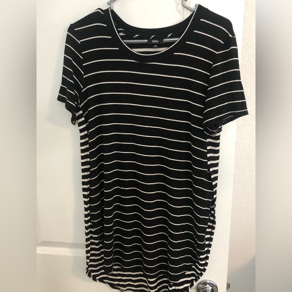 Women’s tee with split sides